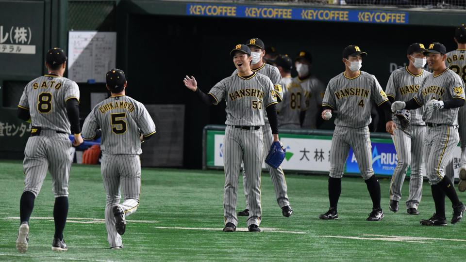 　５回、吉川の打球を近本が好捕。笑顔で出迎える青柳（撮影・佐々木彰尚）