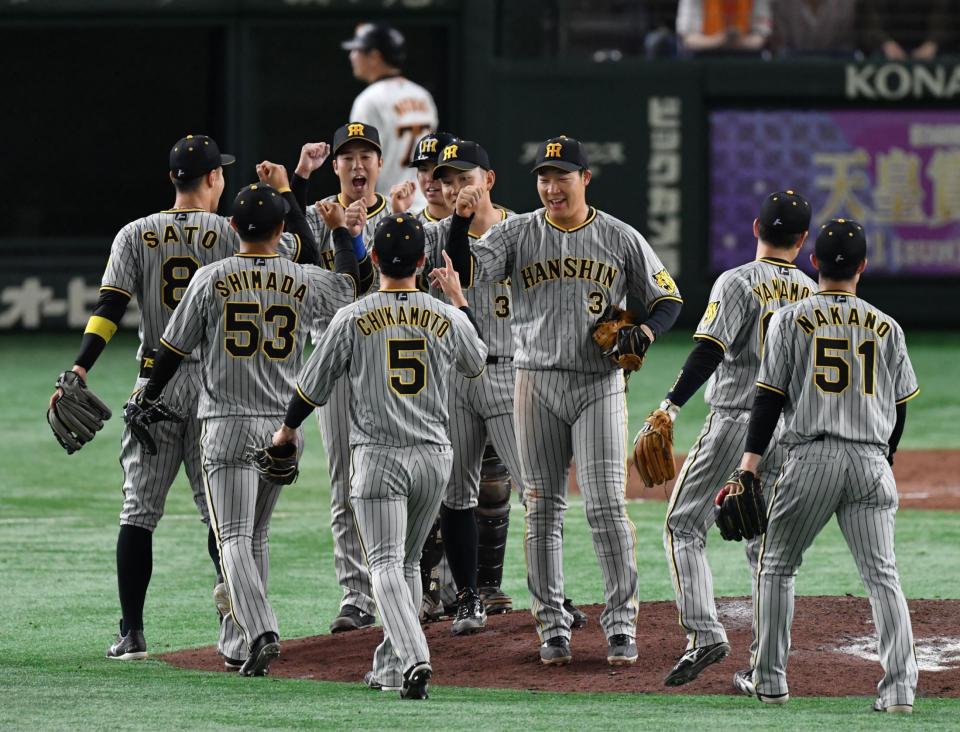 　勝利に喜ぶ阪神ナイン（撮影・佐々木彰尚）