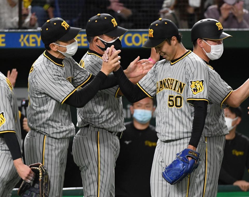 　２試合連続完投で３勝目を挙げ矢野監督（左）から祝福される青柳（撮影・佐藤厚）