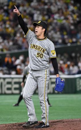 ６回裏巨人２死、岡本和真の飛球で梅野隆太郎に指示を出す阪神・青柳晃洋＝東京ドーム（撮影・佐藤厚）