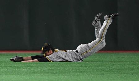 　２回、岡本和の中飛を好捕する近本