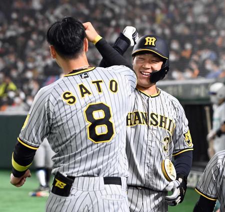 　８回、大山はソロを放ち、佐藤輝の出迎えに笑顔を見せる（撮影・山口登）