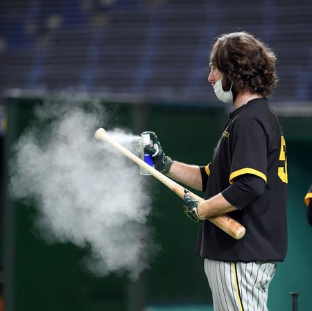 　ウィルカーソンはバットに滑り止めのスプレーをたっぷり吹きかける（撮影・山口登）