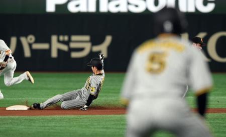 　４回、中野が盗塁し、巨人の守備が乱れ近本が生還する（撮影・山口登）