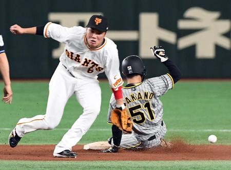 　４回、中野が二塁盗塁に成功。捕手・大城の悪送球を誘う（撮影・佐藤厚）