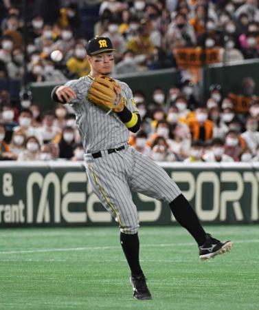 　３回、岡本和の三塁ゴロを一塁へ悪送球する佐藤輝（撮影・佐藤厚）