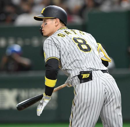 　６回、佐藤輝は左前に同点適時打を放つ（撮影・山口登）