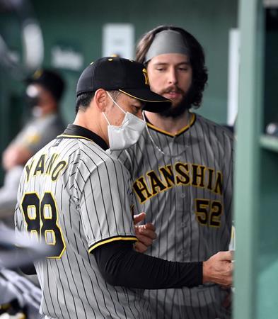 　矢野監督（左）は、５回を投げ終えたウィルカーソンに声をかける（撮影・山口登）