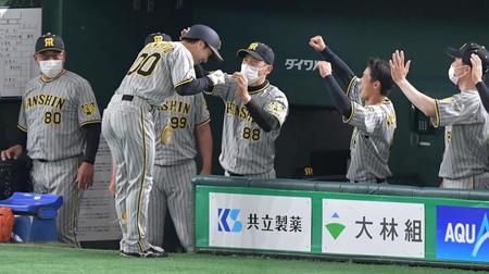 ８回、左越えに２ランを放った山本（００）に笑顔でメダルをかける矢野監督（撮影・佐々木彰尚）