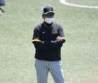 　練習を見守る平田２軍監督（撮影・石井剣太郎）