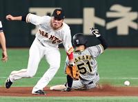 　４回、中野が二塁盗塁に成功。捕手・大城の悪送球を誘う（撮影・佐藤厚）