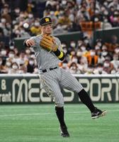 　３回、岡本和の三塁ゴロを一塁へ悪送球する佐藤輝（撮影・佐藤厚）