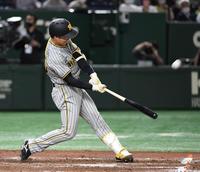 　８回、山本は左越えに２ランを放つ（撮影・佐藤厚）