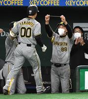 ８回、２ランを放った山本（左）にメダルをかける矢野監督（撮影・佐藤厚）