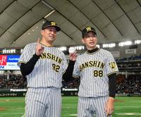 プロ入り初勝利を挙げた渡辺（左）は矢野監督から祝福を受ける（撮影・山口登）