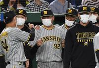 プロ初勝利を挙げ、原口（左手前）、ロハス（右奥）から祝福される渡辺（中）＝撮影・佐藤厚