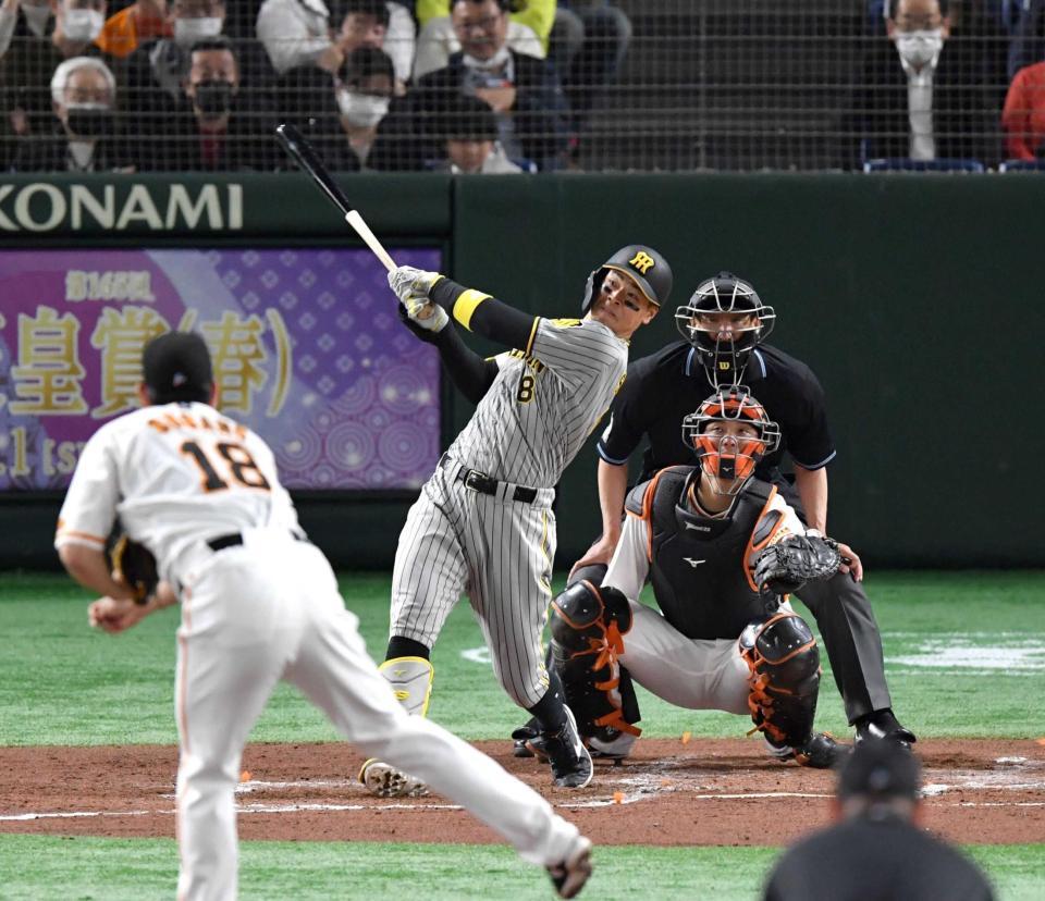 　３回、佐藤輝は右越えに２ランを放つ（撮影・佐々木彰尚）