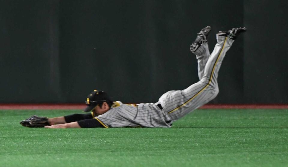 　２回、岡本和の中飛を好捕する近本