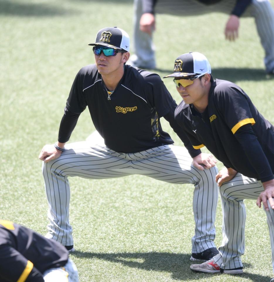 　栄枝（右）とアップする伊藤将（撮影・石井剣太郎）