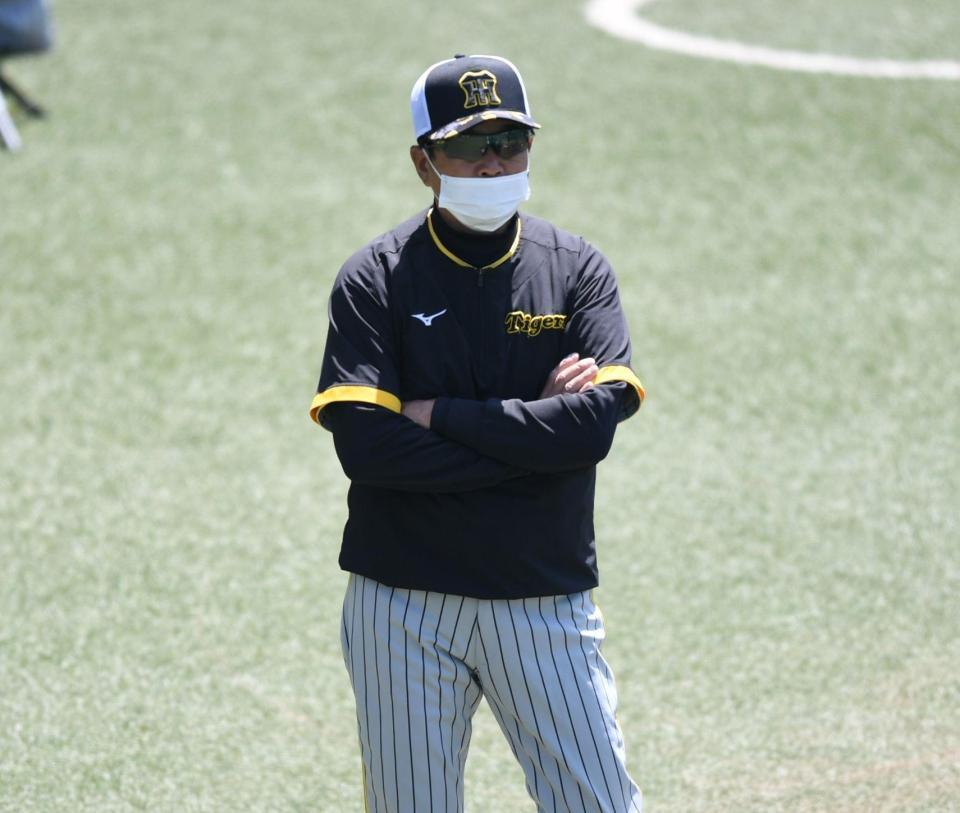 　練習を見守る平田２軍監督（撮影・石井剣太郎）