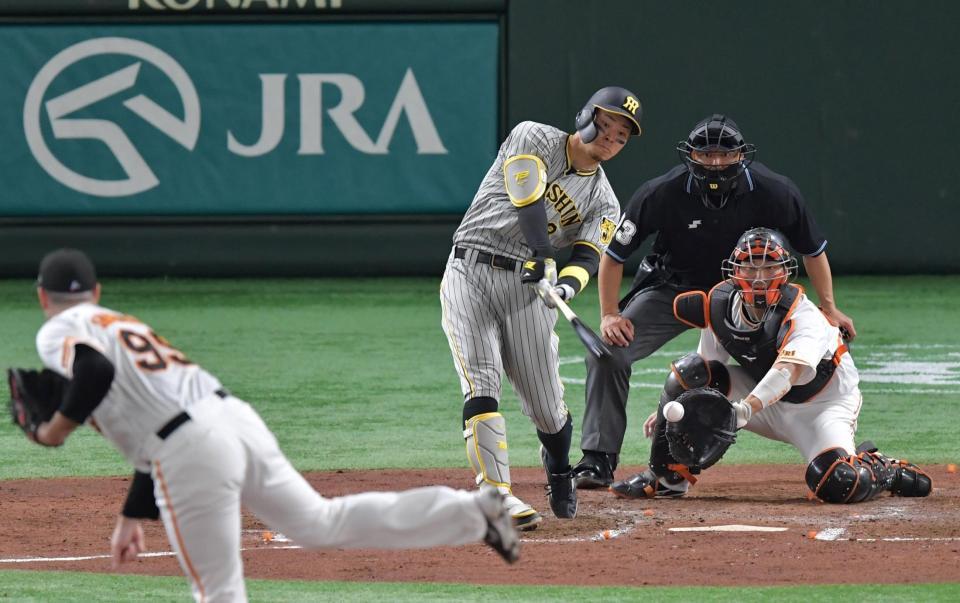 　４回、佐藤輝は空振り三振に倒れる（撮影・佐々木彰尚）