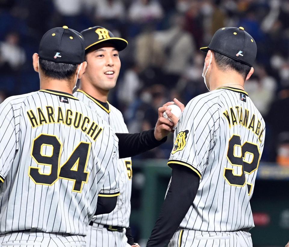 　渡辺（右）は加治屋（中央）からウイニングボールを贈られる（撮影・山口登）