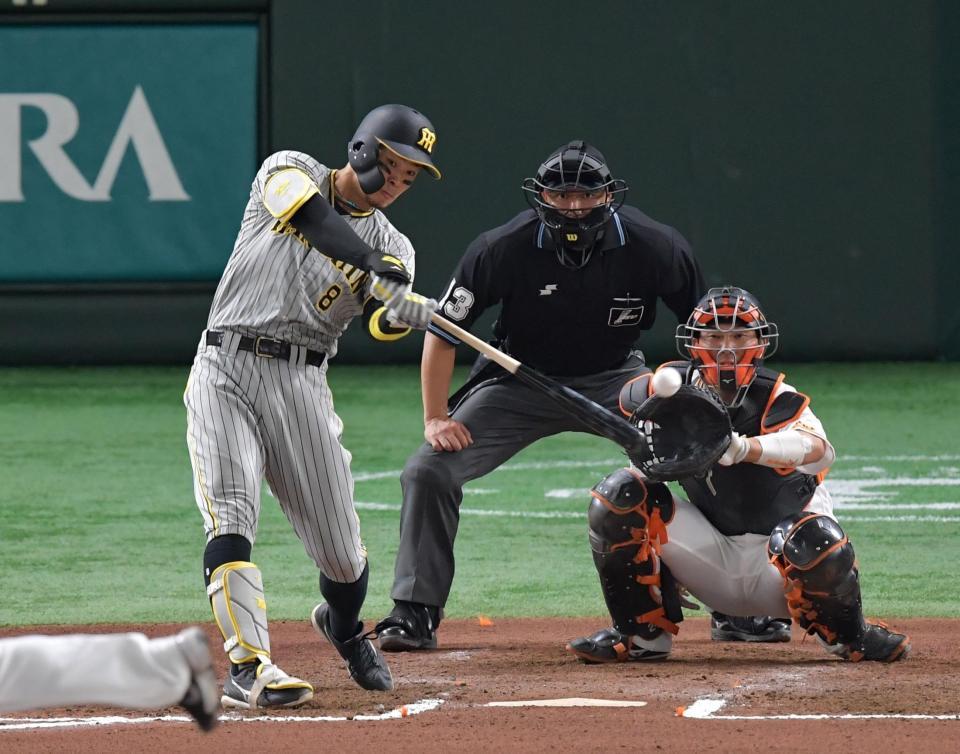 　６回、佐藤輝は左前に適時打を放つ（撮影・佐々木彰尚）