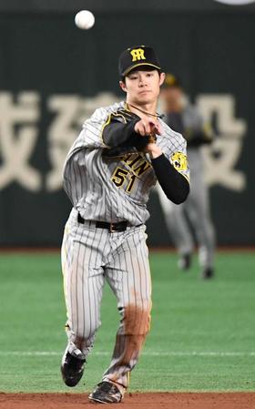 　８回、岸田の遊ゴロを軽快にさばく中野