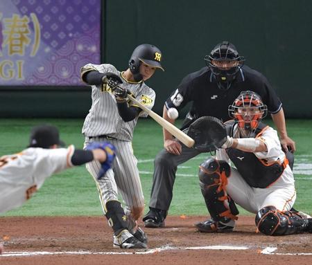 　７回、中野は中前に２点適時打を放つ（撮影・佐々木彰尚）