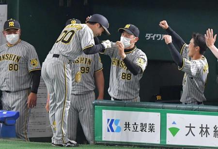 　８回、左越えに２ランを放ち、矢野監督（８８）にメダルをかけてもらう山本（撮影・佐々木彰尚）