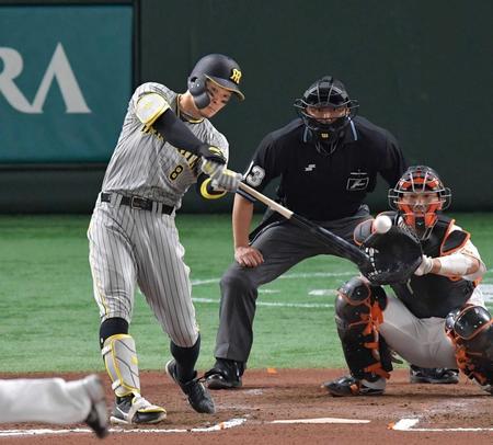 　６回、左前に適時打を放つ佐藤輝（撮影・佐々木彰尚）