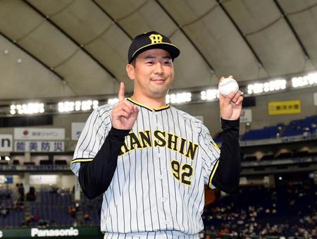 プロ入り初勝利した阪神・渡辺雄大は、ウイニングボールを手に笑顔を見せる＝東京ドーム（撮影・山口登）
