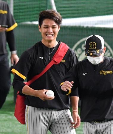 　笑顔を見せる西純（撮影・佐々木彰尚）