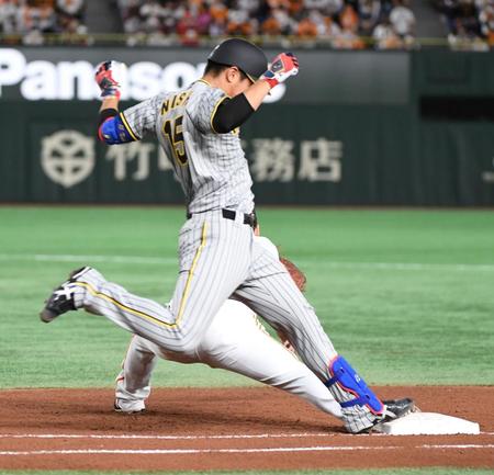 　５回、西純は遊撃内野安打を放つ（撮影・佐藤厚）