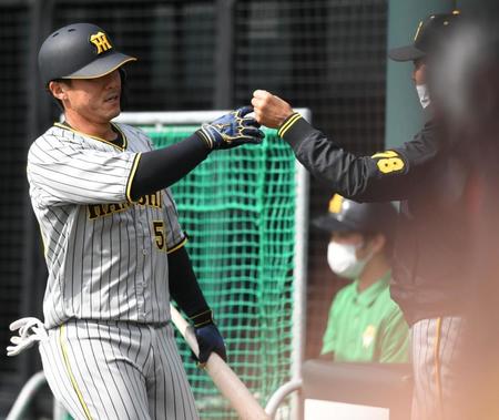 　８回、勝ち越しホームランを放った陽川（左）は平田２軍監督とタッチをかわす（撮影・石井剣太郎）