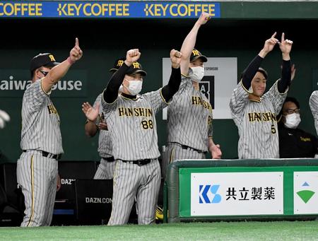 　６回、糸原が左前に同点適時安打を放ち、ガッツポーズする矢野監督（中）＝撮影・佐藤厚