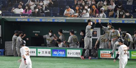 　６連勝に喜ぶ阪神ナイン（撮影・佐々木彰尚）