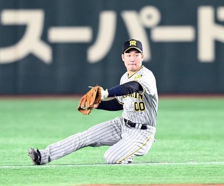 　５回、山本は大城の打球を捕球し一塁へ送球しアウトにする（撮影・山口登）