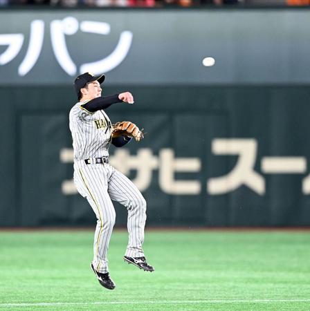 　５回、山本は大城の打球を捕球し一塁へ送球しアウトにする（撮影・山口登）