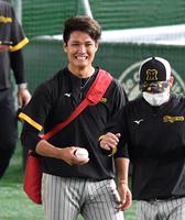 　笑顔を見せる西純（撮影・佐々木彰尚）