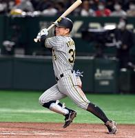 　６回、糸原は左前に同点適時打を放つ（撮影・山口登）