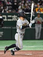 　６回、糸原が左前に同点適時安打を放つ（撮影・佐藤厚）