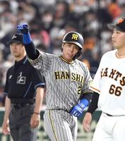 　６回、梅野は勝ち越し適時打を放ちガッツポーズを見せる（撮影・山口登）
