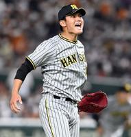 　６回、西純はポランコを空振り三振に打ち取り気迫の表情を見せる（撮影・山口登）