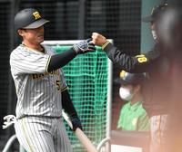 　８回、勝ち越しホームランを放った陽川（左）は平田２軍監督とタッチをかわす（撮影・石井剣太郎）