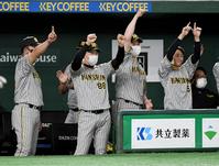 　６回、糸原が左前に同点適時安打を放ち、ガッツポーズする矢野監督（中）＝撮影・佐藤厚