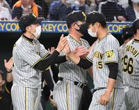 　矢野監督（左）から祝福される西純（撮影・佐藤厚）