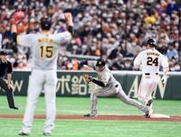 　５回、大城は二塁ゴロを放ち山本の好守でアウトになる（撮影・山口登）