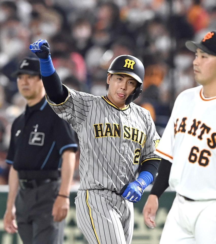 　６回、梅野は勝ち越し適時打を放ちガッツポーズを見せる（撮影・山口登）
