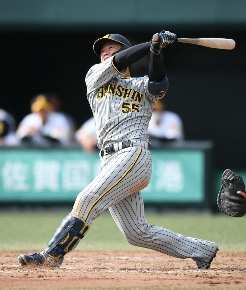 　８回、勝ち越しホームランを放つ陽川（撮影・石井剣太郎）
